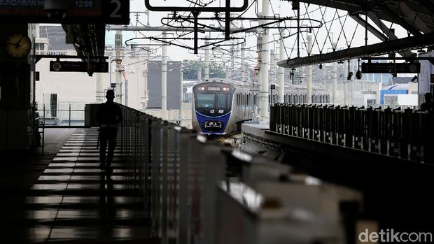 PSBB ketat mulai berlaku di DKI Jakarta untuk menekan laju penularan virus Corona. Sejumlah transportasi massal seperti MRT juga melakukan penyesuaian.