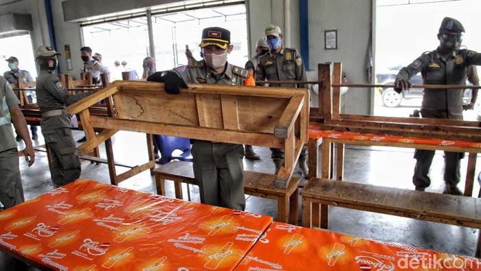 PSBB kembali diterapkan secara ketat di Jakarta. Selama penerapan PSBB ketat petugas gabungan gelar razia guna pastikan masyarakat mematuhi protokol kesehatan.
