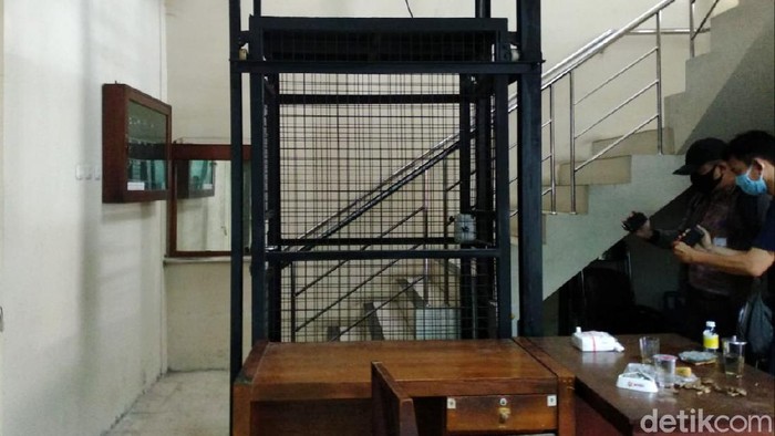 Lift yang berada di Kantor DPRD DIY jatuh akibat talinya putus hingga menyebabkan Ketua DPRD DIY Nuryadi patah tulang kaki, Selasa (15/9/2020).