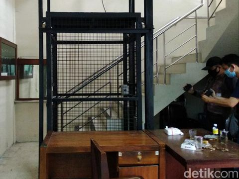 Lift yang berada di Kantor DPRD DIY jatuh akibat talinya putus hingga menyebabkan Ketua DPRD DIY Nuryadi patah tulang kaki, Selasa (15/9/2020).