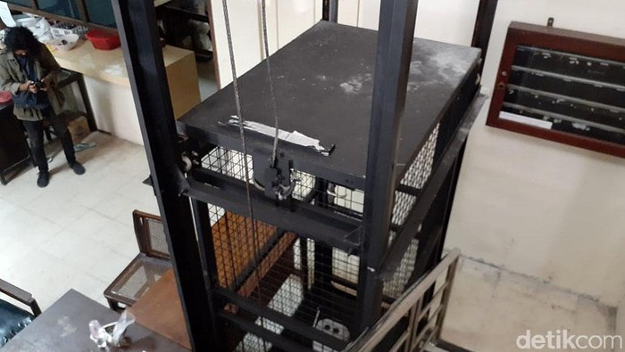 Lift yang berada di Kantor DPRD DIY jatuh akibat talinya putus hingga menyebabkan Ketua DPRD DIY Nuryadi patah tulang kaki, Selasa (15/9/2020).