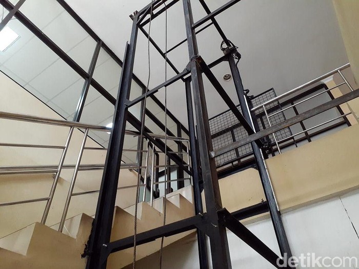 Lift yang berada di Kantor DPRD DIY jatuh akibat talinya putus hingga menyebabkan Ketua DPRD DIY Nuryadi patah tulang kaki, Selasa (15/9/2020).