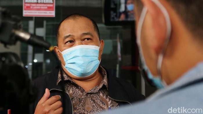Masyarakat Anti Korupsi Indonesia (MAKI) mendatangi gedung KPK. Kedatangannya untuk beri bukti tambahan terkait pelanggaran kode etik Ketua KPK, Firli Bahuri.