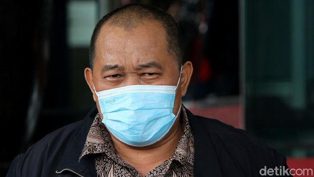 Masyarakat Anti Korupsi Indonesia (MAKI) mendatangi gedung KPK. Kedatangannya untuk beri bukti tambahan terkait pelanggaran kode etik Ketua KPK, Firli Bahuri.