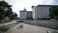 Kanal atau saluran air di kawasan masjid juga terlihat bersih.