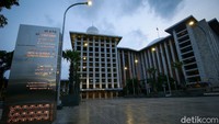 Kemegahan masjid kebanggaan Indonesia itu makin terpancar. 
