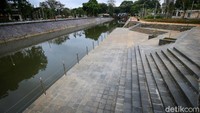 Bahkan di sisi sungai disediakan amphiteater untuk berbagai kegiatan pendukung. 