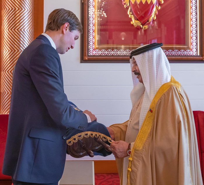 Menantu Donald Trump, Jared Kushner memberikan taurat kepada Raja Bahrain (Twitter @AviBerkow45)