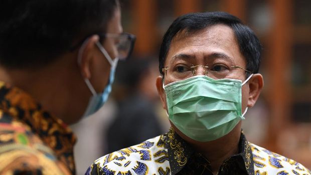Menteri Kesehatan Terawan Agus Putranto (kanan) berbincang dengan anggota Komisi IX DPR sebelum mengikuti Rapat Dengar Pandapat di Kompleks Parlemen Senayan, Jakarta, Kamis (27/8/2020). RDP tersebut membahas efektivitas pengorganisasian dan penganggaran dalam penanganan COVID-19, termasuk perkembangan tentang uji vaksin untuk COVID-19. ANTARA FOTO/Puspa Perwitasari/nz