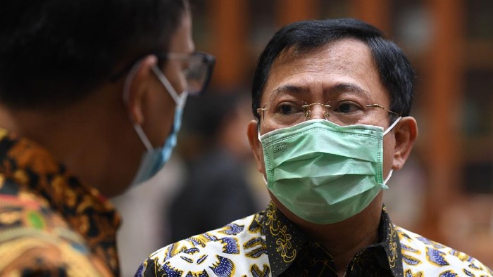 Menkes Terawan Agus Putranto Menteri Kesehatan Terawan Agus Putranto (kanan) berbincang dengan anggota Komisi IX DPR sebelum mengikuti Rapat Dengar Pandapat di Kompleks Parlemen Senayan, Jakarta, Kamis (27/8/2020). RDP tersebut membahas efektivitas pengorganisasian dan penganggaran dalam penanganan COVID-19, termasuk perkembangan tentang uji vaksin untuk COVID-19. ANTARA FOTO/Puspa Perwitasari/nz