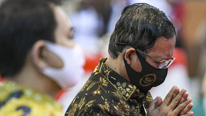 Ketua MPR Bambang Soesatyo (kanan) berjalan bersama Menko Polhukam Mahfud MD saat menghadiri Hari Konstitusi 2020 di Gedung Nusantara IV, Kompleks Parlemen, Senayan, Jakarta, Selasa (18/8/2020). ANTARA FOTO/M Risyal Hidayat/foc.