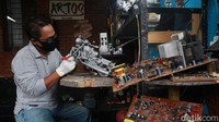 Selain mengolah limbah komputer, Toto juga memanfaatkan sejumlah barang bekas seperti sepatu boot, piring gerindra hingga ampas bubuk kopi yang diolah menjadi beragam karya kreatif.