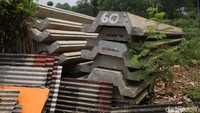 Sudah tiga tahun normalisasi Sungai Ciliwung mandek dikerjakan.