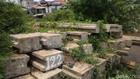 Sheet pile ini sedianya digunakan untuk proyek normalisasi Kali Ciliwung.  