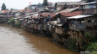 Pemprov DKI memiliki kewajiban untuk membebaskan lahan warga yang memiliki rumah di bantaran Sungai Ciliwung. Karena hal itu belum terealisasi, normalisasi pun akhirnya terhambat.