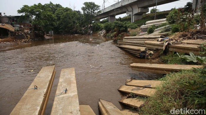 Normalisasi Kali Ciliwung di Kawasan Manggarai Mandek Sudah tiga tahun, normalisasi Kali Ciliwung di kawasan Manggarai mandek. Proses normalisasi tersebut terkendala pembebasan lahan.