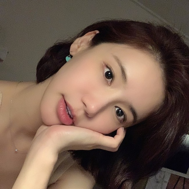 Oh In Hye kembali jadi perhatian ketika tampil di Busan International Film Festival 2011 karena busananya yang mengekspos bagian payudara. Saat itu, banyak orang menyangka ia sengaja pakai baju seksi. In Hye pun sempat mengaku ketika itu tidak punya stylist sehingga  belum bisa memilih busana dengan baik. Foto: Instagram @5inhye