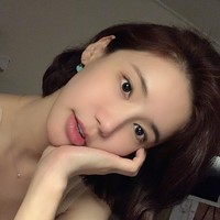 Oh In Hye kembali jadi perhatian ketika tampil di Busan International Film Festival 2011 karena busananya yang mengekspos bagian payudara. Saat itu, banyak orang menyangka ia sengaja pakai baju seksi. In Hye pun sempat mengaku ketika itu tidak punya stylist sehingga  belum bisa memilih busana dengan baik. Foto: Instagram @5inhye