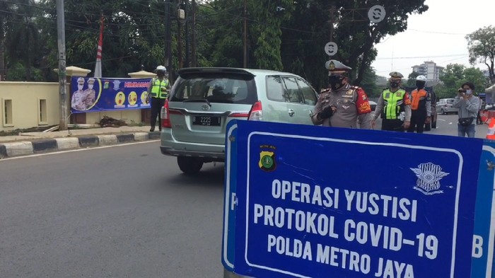 Petugas gabungan Operasi Yustisi di Posko Ps. Jumat Jakarta Selatan didapati sejumlah pelanggar. Mereka dikenakan beragam sanksi, mulai mengecat trotoar hingga sanksi denda.