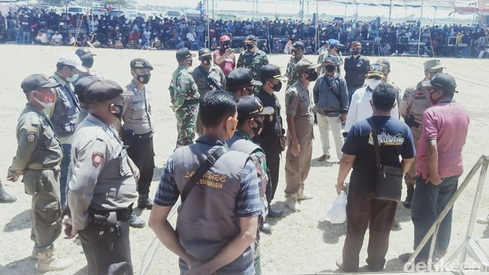 Parade sound system di lapangan Desa Mentor, Kecamatan Sumberasih, Kabupaten Probolinggo dibubarkan petugas gabungan. Acara ini diduga tidak mengantongi izin dan melanggar protokol kesehatan.