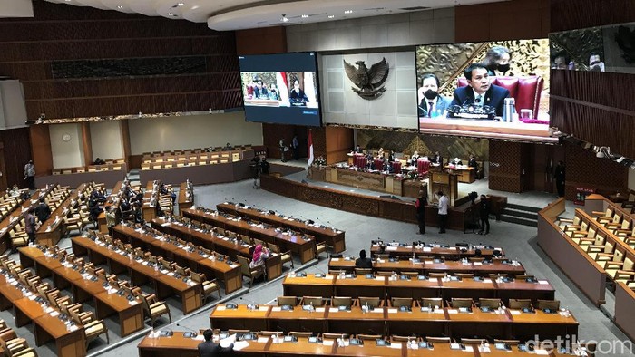 DPR RI menggelar rapat paripurna pembahasan dan pengesehan RUU tentang Pertanggungjawaban Pelaksanaan APBN TA 2019. Sebanyak 43 anggota dewan hadir fisik dan 250 hadir secara virtual.