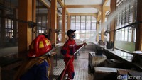 Untuk sementara aktivitas pasar sisi timur diliburkan untuk disinfeksi.