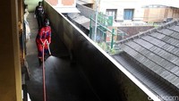 Petugas pemadam kebakaran Kota Yogyakarta menyemprotkan cairan disinfektan di sisi timur Pasar Beringharjo, Yogyakarta, Selasa (15/9/2020).