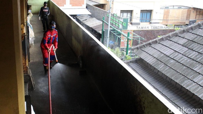 Pasar Beringharjo Disemprot Disinfektan Petugas pemadam kebakaran Kota Yogyakarta menyemprotkan cairan disinfektan di sisi timur Pasar Beringharjo, Yogyakarta, Selasa (15/9/2020). Penyemprotan dilakukan untuk memutus penyebaran COVID-19 menyusul ditemukannya kasus positif yang menimpa pedagang sayur di sisi timur Pasar Beringharjo.