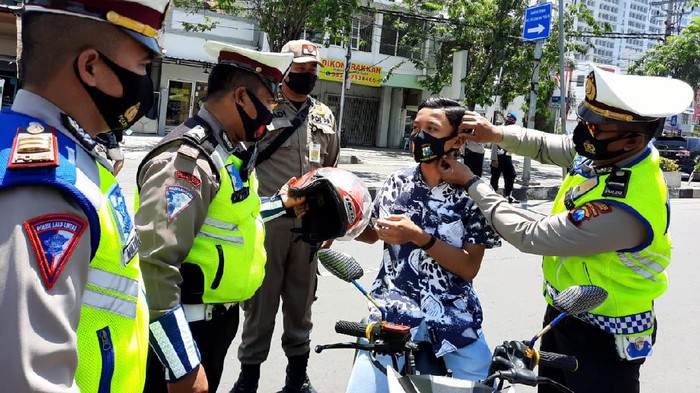 Sosialisasi pencegahan penyebaran COVID-19 terus dilakukan Satlantas Polres Gresik. Salah satunya dengan membagikan 1.500 masker gratis kepada pengguna jalan.