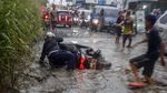 Pemotor Jatuh hingga Mogok Imbas Banjir di Kabupaten Bogor