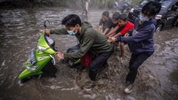 Pengendara menuntun kendaraannya yang mogok akibat banjir di Jalan Raya Bojong Gede-Citayam, Bojong Gede, Kabupaten Bogor, Jawa Barat, Selasa (15/9/2020).