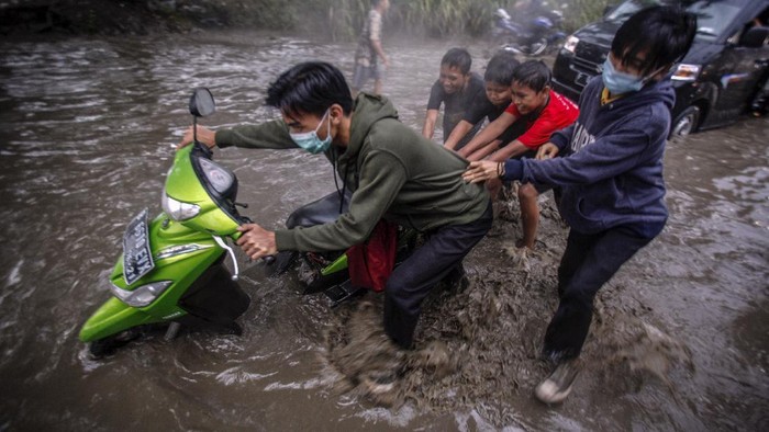 Pemotor Jatuh hingga Mogok Imbas Banjir di Kabupaten Bogor Hujan yang mengguyur kawasan Jabodetabek membuat sejumlah ruas jalan terendam banjir. Banjir salah satunya terlihat di Jalan Raya Bojong Gede-Citayam.
