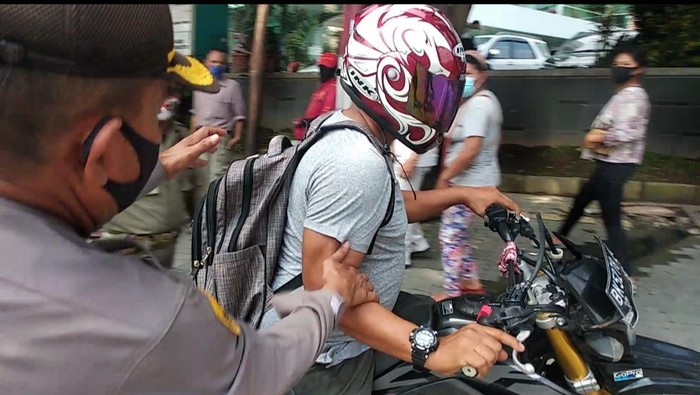 Pemotor kabur saat razia masker di Medan (Dok. Istimewa)