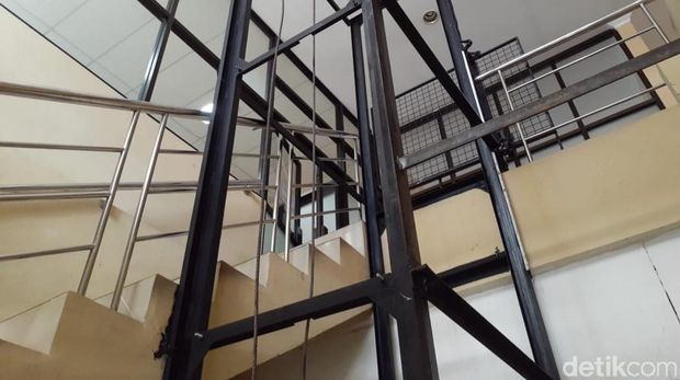 Penampakan lift yang jatuh saat dinaiki Ketua DPRD DIY Nuryadi