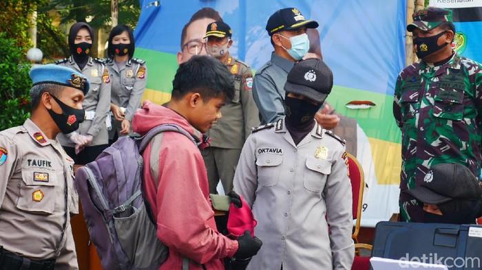 Petugas tegur warga yang tak menggunaka masker.