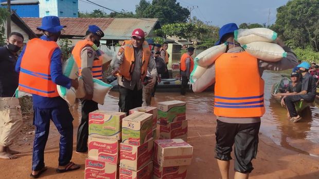 Polda Kalteng kerahkan personel dan bantuan untuk korban banjir di 5 kabupaten