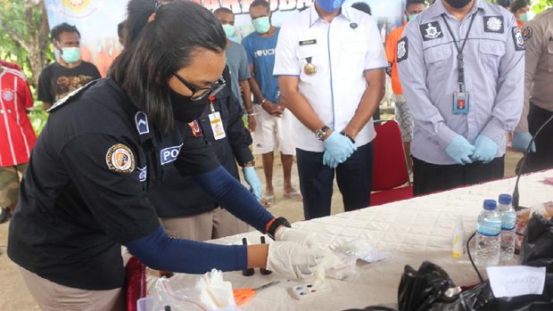Polda Papua musnahkan barang bukti narkoba berupa 7 kg ganja dan 141 gram sabu dari 16 tersangka (dok Polda Papua)