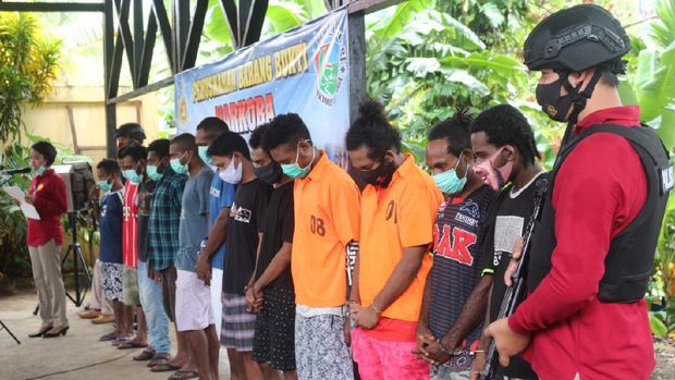 Polda Papua musnahkan barang bukti narkoba berupa 7 kg ganja dan 141 gram sabu dari 16 tersangka (dok Polda Papua)