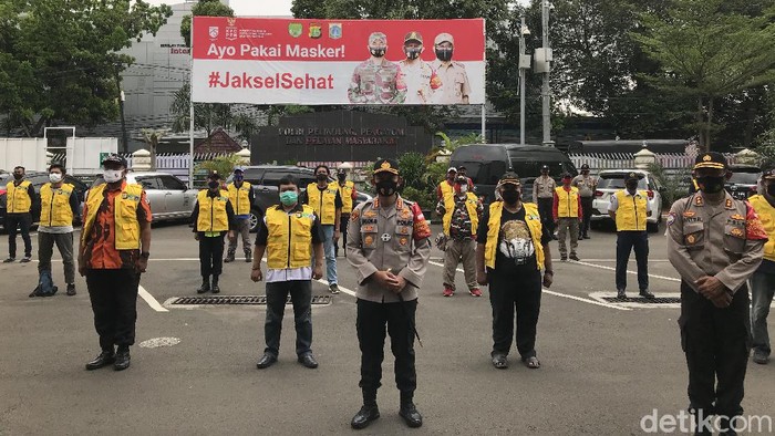 Polres Jaksel bagikan rompi ke perwakilan komunitas warga.