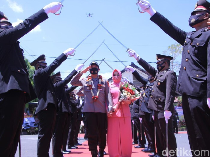 Suasana haru terasa dalam pelepasan Kapolres Madiun AKBP Eddwi Kurniyanto. Ritual Pedang Pora digelar untuk melepas kapolres lama sekaligus menyambut kapolres baru AKBP Bagoes Wibisono Handoyo Koesoemah.