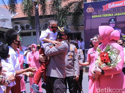 Suasana haru terasa dalam pelepasan Kapolres Madiun AKBP Eddwi Kurniyanto. Ritual Pedang Pora digelar untuk melepas kapolres lama sekaligus menyambut kapolres baru AKBP Bagoes Wibisono Handoyo Koesoemah.