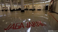 Guna mencegah penyebaran virus Corona, sejumlah protokol kesehatan diterapkan di pameran tersebut. Salah satu protokol kesehatan yang diterapkan adalah imbauan kepada pengunjung untuk jaga jarak.