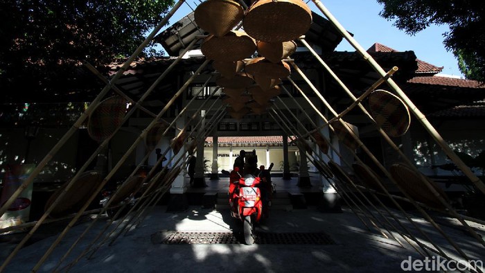 Potret Pagelaran Seni di Tengah Pandemi Pameran seni rupa tradisi digelar di Solo, Jawa Tengah. Pameran ini digelar di tengah pandemi COVID-19. Berikut potretnya.