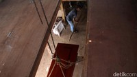 Produsen peti jenazah di Jakarta Timur itu mengalami peningkatan pemesan selama pandemi COVID-19.