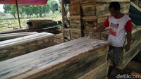 Dalam kurun waktu Agustus hingga awal September 2020 jumlah pemesanan peti jenazah di Yayasan Sahabat Duka meningkat tiga kali lipat.
