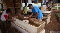 Sedikitnya sepuluh pegawai dilibatkan untuk memproduksi dua jenis peti jenazah, yakni untuk jasad pasien COVID-19 dan non-COVID-19.