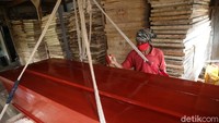 Khusus peti jenazah COVID-19 dibuat secara kedap udara menggunakan material kayu sengon yang dilapisi alumunium foil serta dibalut plastik.