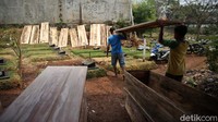 Para pekerja menjemur papan penutup peti sebelum dipoles menjadi ciamik.