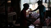 Jumlah pesanan peti jenazah meningkat seiring makin banyaknya korban tewas akibat COVID-19.