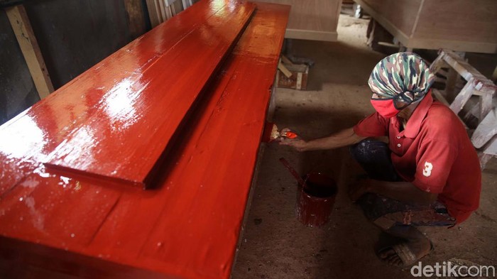 Di tengah wabah COVID-19, produsen peti jenazah mengalami peningkatan pesanan. Seperti yang dialami produsen peti jenazah Yayasan Sahabat Duka, Jakarta.